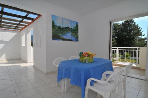 een tafel met een blauwe tafeldoek op een patio bij Villa Iris in Prinos