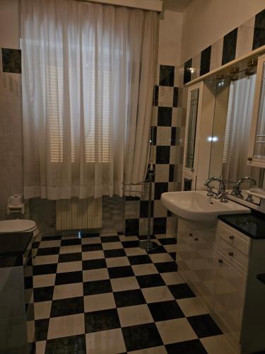 a bathroom with a black and white checkered floor at Nonna Miry in Bagnoregio