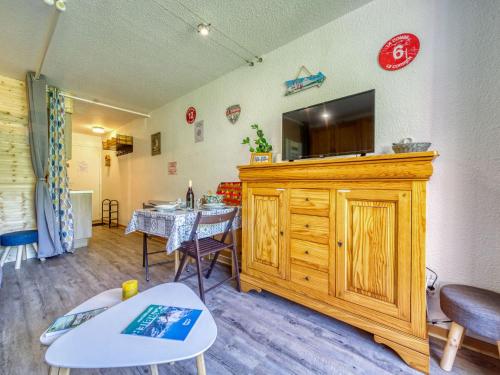 une pièce avec une grande armoire en bois et une table dans l'établissement Studio Soyouz Vanguard-97 by Interhome, au Corbier