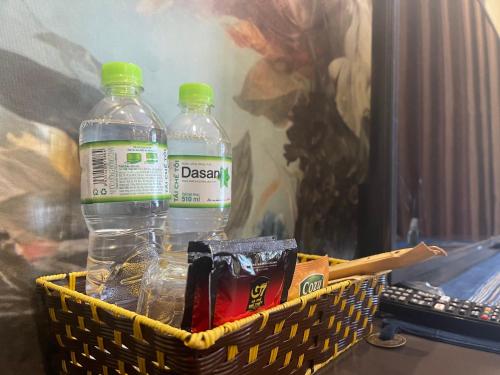 duas garrafas de água num cesto sobre uma mesa em Moonlight Hotel Sa Pa em Sapa