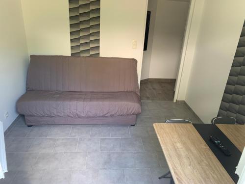 a couch sitting in the middle of a room at maison avec jardin et parking privé in Meschers-sur-Gironde