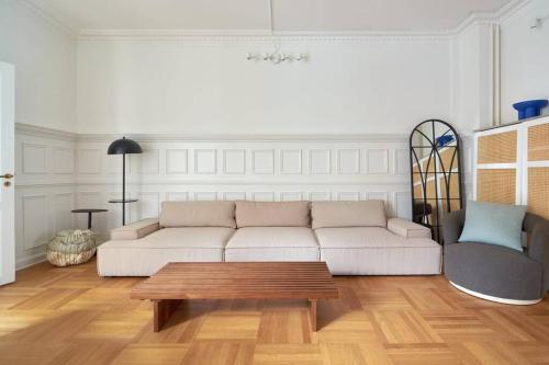 a living room with a white couch and a coffee table at Spacious 3 Bedroom Manor Flat Next to Tivoli in Copenhagen