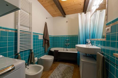Et badeværelse på Relais Castel d'Emilio - Casa BLU