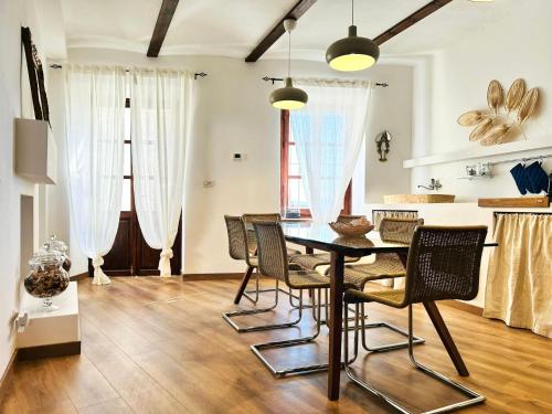 Benevello的住宿－ComeCasa 2 Bedrooms With Garden Apartment，一间带桌椅的用餐室