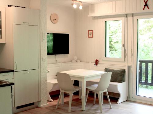 een keuken en eetkamer met een tafel en stoelen bij Studio Les Dauphinelles by Interhome in Les Collons