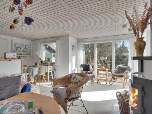 - un salon avec une table et des chaises dans l'établissement Holiday Home Solvejk - 1-5km to the inlet in Sealand by Interhome, à Nykøbing Sjælland