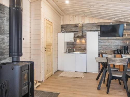 cocina con fogones y mesa en una habitación en Holiday Home Isoporo d by Interhome, en Saariselkä
