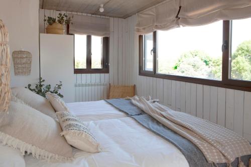 Un dormitorio con una cama blanca con almohadas y una ventana en Finca San Benito, piscina privada, a estrenar!, en Mejorada