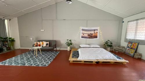 Postel nebo postele na pokoji v ubytování A Little Bit Guesthouse