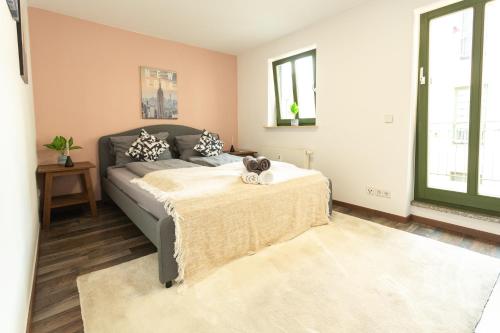 un salon avec un canapé et une table dans l'établissement FullHouse - Halle - R6 Apartments - SmartTV - Nespresso, à Halle-sur-Saale