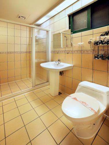 a bathroom with a toilet and a sink at Emmanuel Farm House in Renai