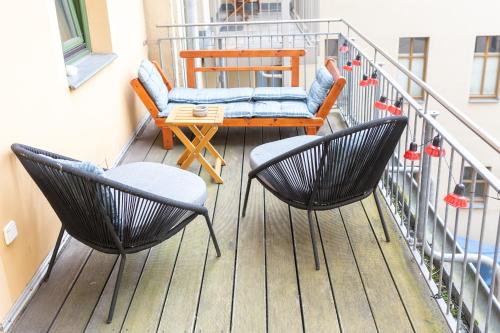 deux chaises et une table sur un balcon dans l'établissement FullHouse - Halle - R6 Apartments - SmartTV - Nespresso, à Halle-sur-Saale