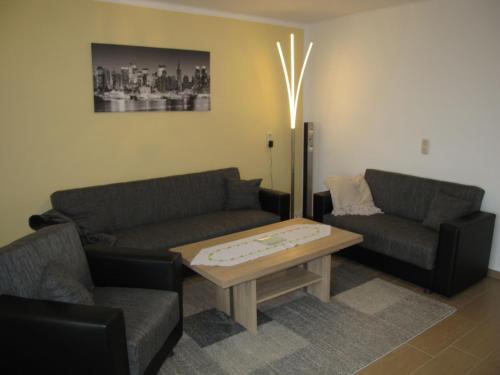 un soggiorno con due divani e un tavolino da caffè di Holiday Home Rosa by Interhome a Raben Steinfeld