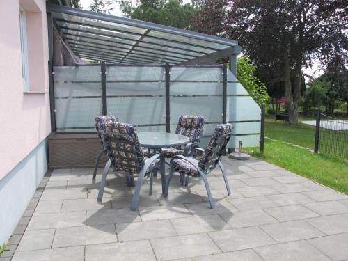 un tavolo da patio e 4 sedie di fronte a un edificio di Holiday Home Rosa by Interhome a Raben Steinfeld