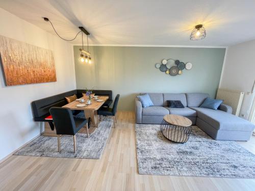 ein Wohnzimmer mit einem Tisch und einem Sofa in der Unterkunft Apartment ReMaWe by Interhome 