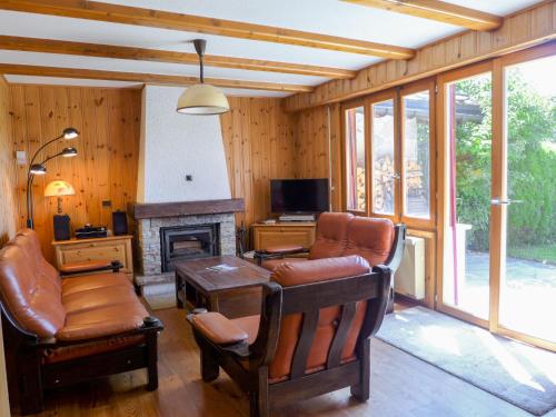 sala de estar con sofá y chimenea en Holiday Home Moncalme by Interhome, en Crans-Montana