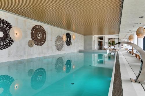a large swimming pool in a building with a swimming pool at GRANO HOTEL Solmarina in Wiślinka