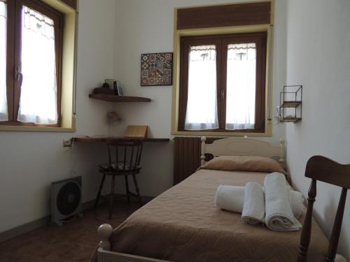 a bedroom with a bed with two towels on it at Rifugio Porta Nord in Sperlinga
