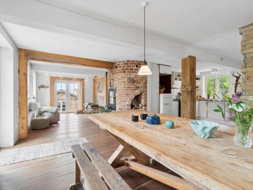 kuchnia i salon z dużym drewnianym stołem w obiekcie Apartment Erich - 200m from the sea in Bornholm by Interhome w mieście Hasle