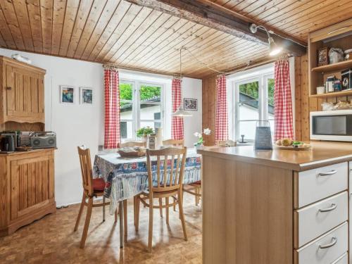 cocina y comedor con mesa y sillas en Holiday Home Rina - 250m from the sea in Bornholm by Interhome, en Hasle