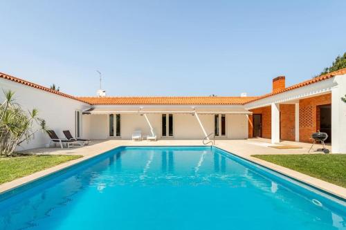 a swimming pool in the backyard of a house at Casal das Aveleiras in Cartaxo