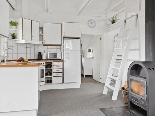 Kuchyň nebo kuchyňský kout v ubytování Holiday Home Reidar - 600m from the sea in Lolland- Falster and Mon by Interhome