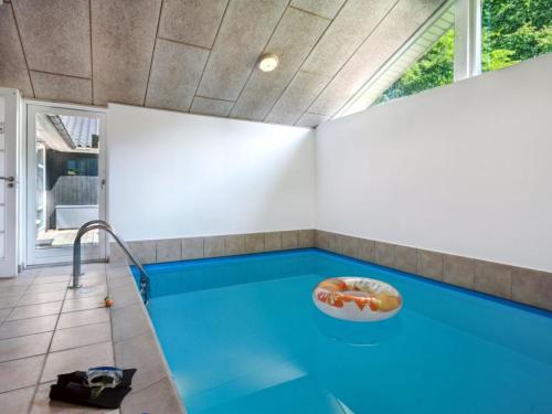 Bazén v ubytování Holiday Home Edin - 150m from the sea by Interhome nebo v jeho okolí