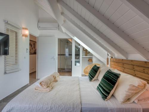 a bedroom with a large white bed with green pillows at Appartement Saint-Martin , 4 pièces, 8 personnes - FR-1-734-2 in Saint Martin