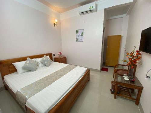 Postel nebo postele na pokoji v ubytování Cầu Mè Hotel, Bus transport and rent motobike