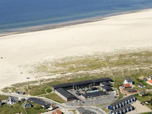 - une vue aérienne sur un bâtiment à côté de la plage dans l'établissement Apartment Eske - 50m from the sea in Western Jutland by Interhome, à Fanø