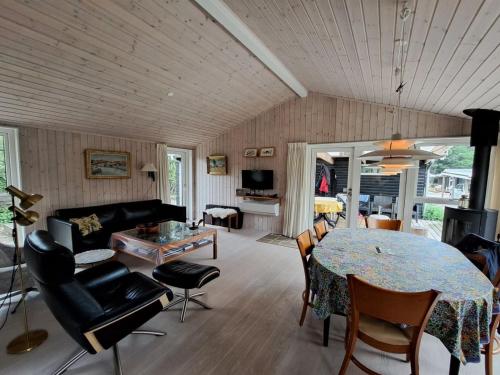 Restoran atau tempat lain untuk makan di Holiday Home Rikus - 300m from the sea in SE Jutland by Interhome