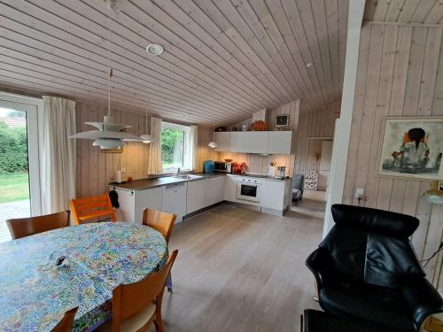 Dapur atau dapur kecil di Holiday Home Rikus - 300m from the sea in SE Jutland by Interhome