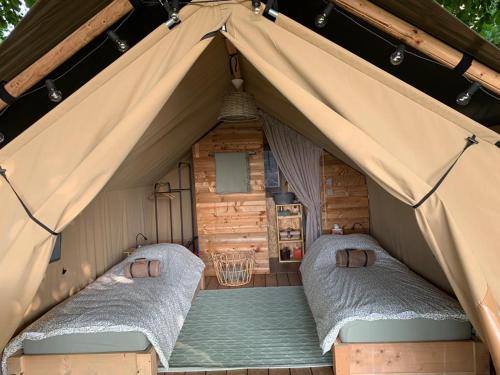 une tente avec 2 lits à l'intérieur dans l'établissement Tente lodge la Flavignienne, à Flavigny-sur-Ozerain