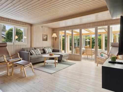 sala de estar con sofá y mesa en Holiday Home Sari - 250m from the sea in SE Jutland by Interhome, en Sønderby