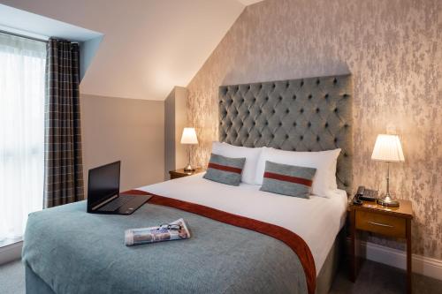 Postel nebo postele na pokoji v ubytování Raheen Woods Hotel