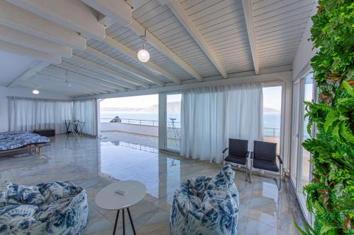 Khu vực ghế ngồi tại Seaview Luxury Penthouse Kalaja