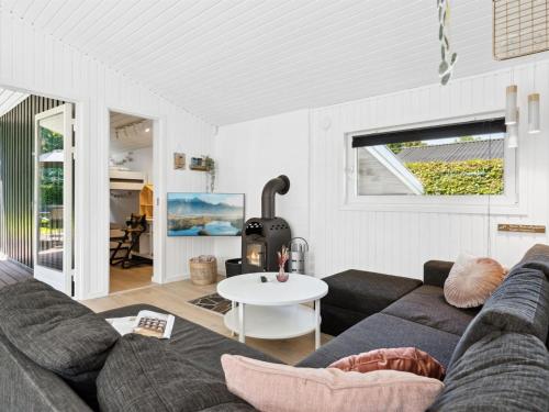 ein Wohnzimmer mit einem Sofa und einem Tisch in der Unterkunft Holiday Home Fiete - 200m from the sea in SE Jutland by Interhome in Binderup Strand