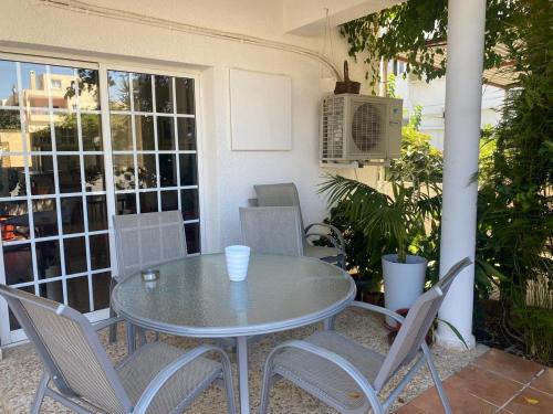 Fotografie z fotogalerie ubytování Three Bedroom with Fireplace and Piano v destinaci Paphos City