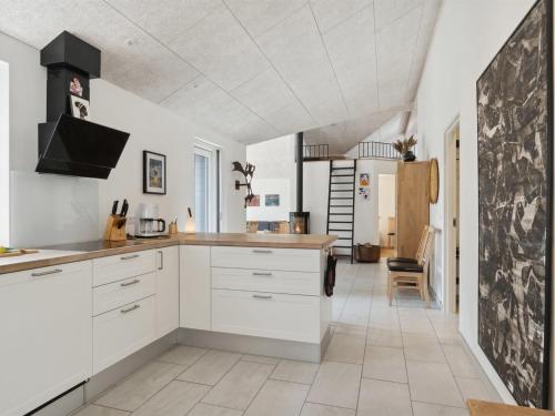 een keuken met witte kasten en een plafond bij Holiday Home Swarthovde - from the sea in NE Jutland by Interhome in Hals