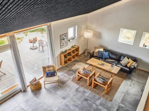 ein Wohnzimmer mit einem Sofa und einem Tisch in der Unterkunft Apartment Kaapo - 1km from the sea in NW Jutland by Interhome in Blokhus