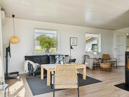 - un salon avec un canapé et une table dans l'établissement Holiday Home Floriane - 50m from the sea in NE Jutland by Interhome, à Hals