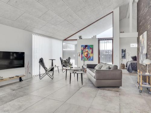 un salon avec un canapé et une table dans l'établissement Holiday Home Aaran - 700m from the sea in NW Jutland by Interhome, à Blokhus