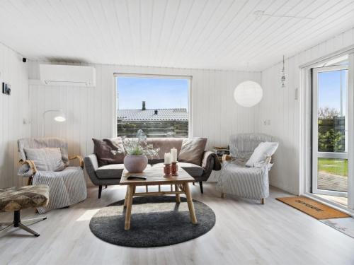 ein Wohnzimmer mit einem Tisch und Stühlen in der Unterkunft Holiday Home Kielo - all inclusive - 200m to the inlet by Interhome in Løgstør