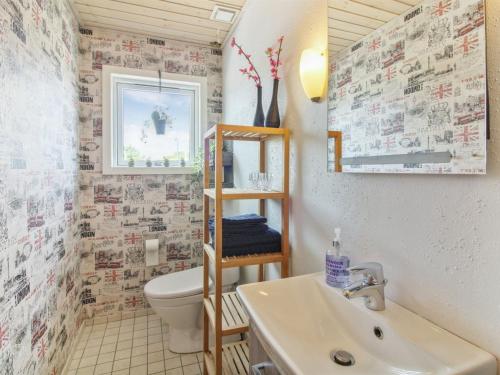 Ванная комната в Apartment Ellanor - 1-4km from the sea in NW Jutland by Interhome