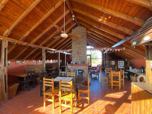 Las Grullas في فيلا جيزيل: غرفة طعام مع طاولات وكراسي خشبية