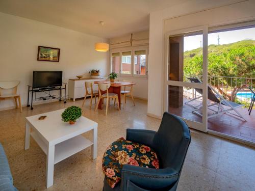 sala de estar con sofá y mesa en Apartment Els Pins by Interhome, en Sant Vicenç de Montalt