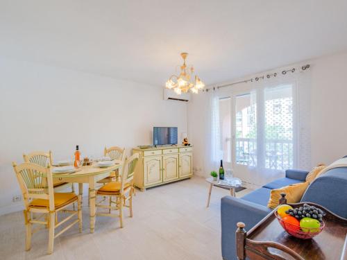 un salon avec une table et un canapé bleu dans l'établissement Apartment Le Victoria-9 by Interhome, à Saint-Aygulf