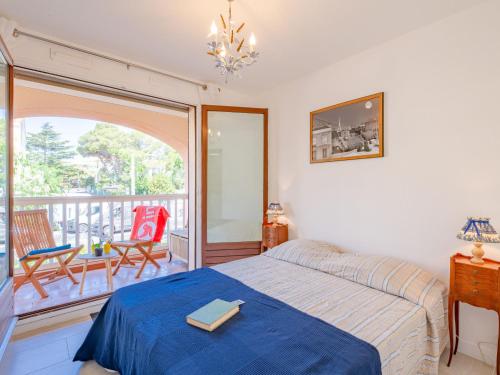 une chambre avec un lit et un balcon dans l'établissement Apartment Le Victoria-9 by Interhome, à Saint-Aygulf