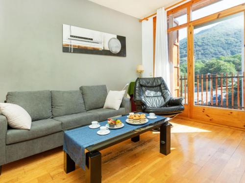 een woonkamer met een bank en een salontafel bij Apartment Mainera by Interhome in Sort