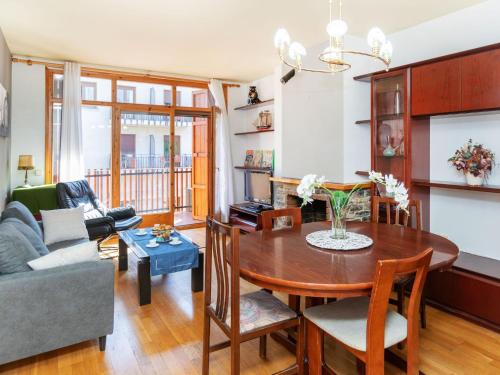 Apartment Mainera by Interhome في سورت: غرفة معيشة مع طاولة وأريكة